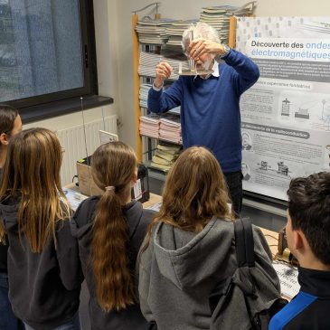 Ateliers au collège Barnave de Saint-Egrève sur l&rsquo;histoire des objets techniques pour communiquer à distance.